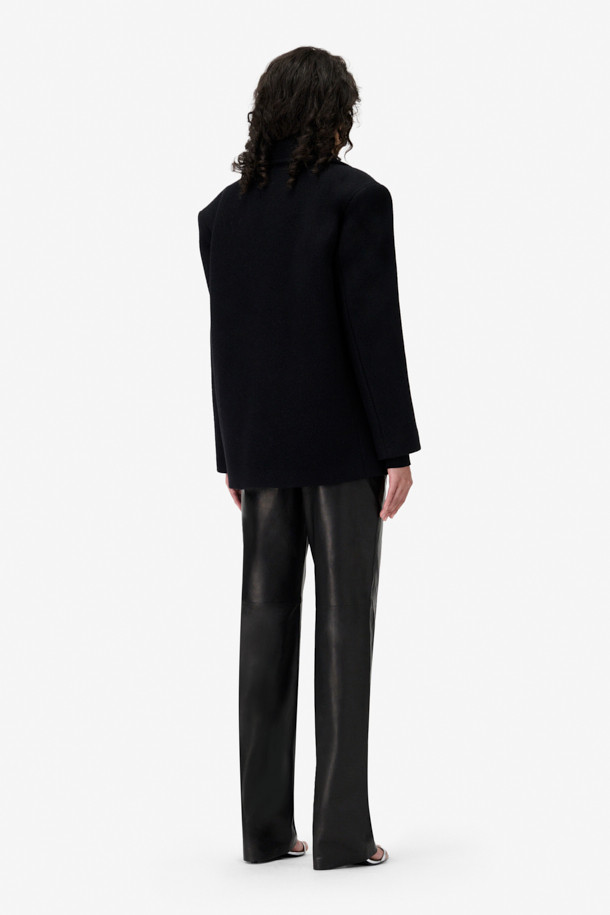 CARIBE (카리브) 오버 숄더 더블 피코트는 가을과 겨울, 당신의 스타일을 완성해 줄 여성용 아우터입니다. 블랙 컬러의 무지 디자인으로, 클래식하고 미니멀한 무드를 연출합니다. 모, 나일론, 캐시미어 혼방 소재로 제작되어 두꺼운 두께감과 부드러운 촉감을 선사하며, 오버핏 디자인과 숄더 디자인으로 트렌디함을 더했습니다. 더블 버튼 여밈 방식과 와이드 라펠, 긴 소매, 사이드 포켓 디테일이 돋보이며, 오피스룩, 출근룩, 모임룩 등 다양한 TPO에 활용 가능합니다. 레이온과 면 안감으로 편안한 착용감을 제공하는 더블 브레스티드 코트입니다.
