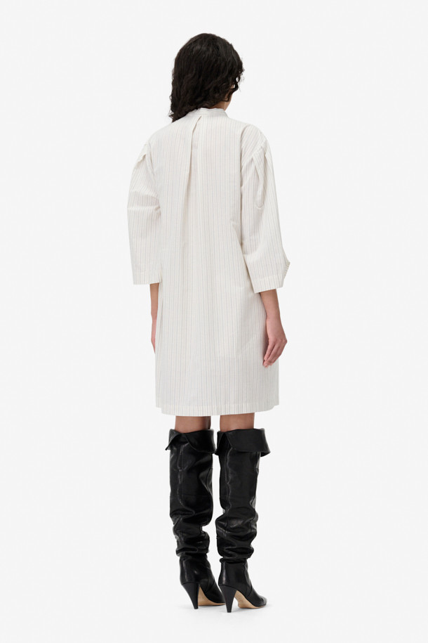 TULIA(튤리아) 스트라이프 셔츠 드레스는 밴드 칼라 디자인으로 깔끔한 핏을 연출하며, 봄, 여름 시즌 일상룩과 데이트룩, 봄 소풍룩에 적합합니다. 루즈핏으로 편안함을 더하고, 허리 플리츠 디테일이 여성스러운 실루엣을 만들어줍니다. 긴소매와 와이드 소매 디자인이 특징이며, 캐주얼, 미니멀, 클래식 스타일을 모두 소화할 수 있습니다. 면 소재의 스트라이프 패턴 셔츠 원피스로, 버튼다운 클로징과 탭 디테일이 포인트를 더합니다.
