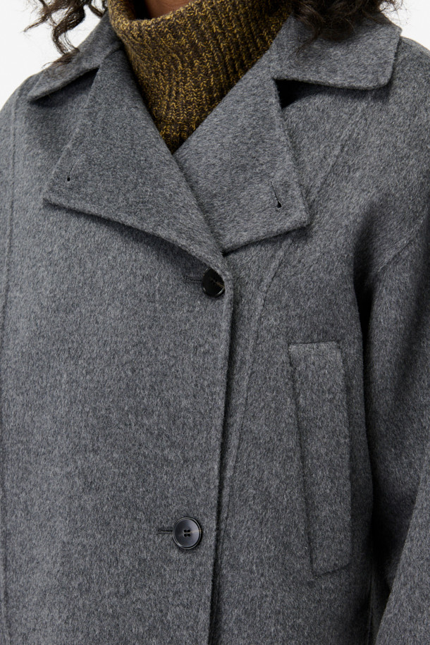 **RYNAYA (르나야) 핸드메이드 울 재킷**은 가을과 겨울, 미니멀하고 시크한 스타일을 연출하기에 좋은 아우터입니다. 부드러운 촉감의 모(wool)와 나일론 혼방 소재로 제작되어 편안한 착용감을 선사합니다. 릴랙스 핏과 크롭 기장으로 세련된 실루엣을 강조하며, 와이드 라펠과 드롭 숄더 디테일이 특징입니다. 일상뿐만 아니라 출근룩으로도 활용하기 좋으며, 무지 디자인으로 다양한 스타일과 매치하기 용이합니다. 안감이 없어 더욱 가볍게 착용할 수 있으며, 사이드 포켓으로 실용성을 더했습니다.
