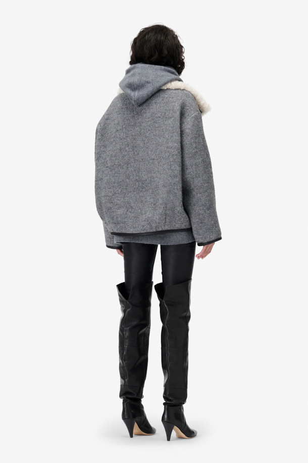 KASSON(카손) 퍼 카라 부클 재킷은 여성용 아우터로, 가을과 겨울에 따뜻하게 착용할 수 있습니다. 부드러운 촉감의 두꺼운 소재(아크릴, 폴리에스터, 모, 소가죽)로 제작되었으며, 하이넥 디자인과 오버핏으로 클래식하면서도 캐주얼한 스타일을 연출합니다. 그레이 컬러의 무지 패턴에 퍼 카라와 가죽 트리밍, 메탈 버클 디테일이 돋보이며, 긴 소매와 고리형 여밈 방식으로 편안함을 더했습니다. 출근룩이나 모임룩에 활용하기 좋으며, 미니멀한 스타일을 선호하는 분들께 추천합니다. 안감은 레이온과 면 혼방입니다.
