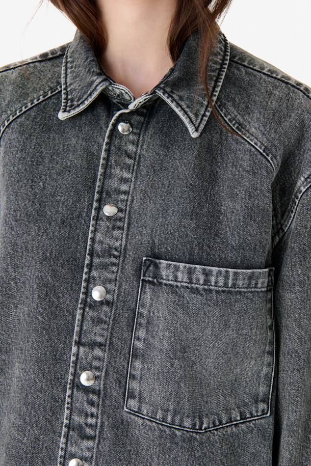 JOSY(조시) 데님 셔츠는 캐주얼, 미니멀, 클래식 스타일을 아우르는 오버핏 데님 자켓입니다. 그레이 컬러의 무지 디자인으로, 라글랑 소매와 싱글 포켓 디테일이 특징입니다. 봄, 가을 시즌에 활용하기 좋으며, 일상복뿐만 아니라 봄 소풍룩, 캠핑룩으로도 연출할 수 있습니다. 스냅 버튼으로 간편하게 여밀 수 있으며, 긴 소매 기장으로 다양한 스타일을 소화할 수 있습니다. 데님과 면 혼방 소재로 제작되어 편안한 착용감을 제공합니다.
