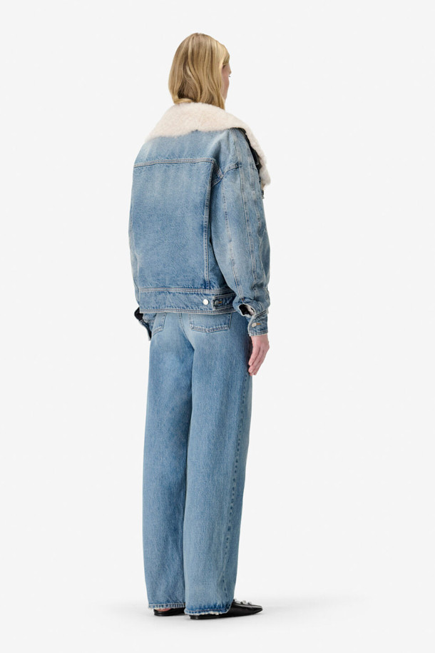 **SOPHIA 퍼 카라 데님 재킷**은 클래식과 캐주얼 무드를 동시에 연출하는 오버핏 데님 재킷입니다. 블루 컬러의 무지 데님 소재에 탈부착 가능한 퍼 카라가 더해져 포근함과 세련된 분위기를 선사합니다. 봄, 가을 시즌에 적합하며, 셔츠형 디자인과 플랩 포켓 디테일이 돋보입니다. 

워싱 가공으로 빈티지한 멋을 살렸으며, 안감은 폴리에스터와 면 혼방으로 제작되어 편안한 착용감을 제공합니다. 버튼 여밈 방식과 긴 소매 기장으로 다양한 스타일링이 가능합니다. 데님과 면 소재의 조화로 제작되어 높은 활용도를 자랑합니다.
