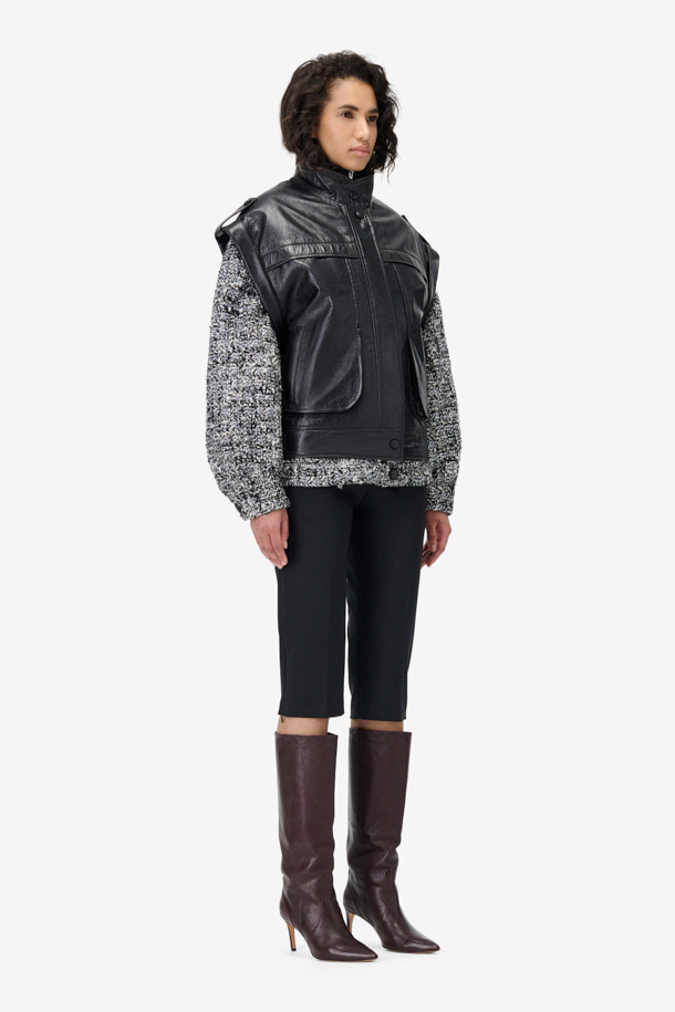 **JASPER(재스퍼) 하이넥 가죽 베스트**는 모던한 스타일을 추구하는 당신을 위한 완벽한 아이템입니다. 부드러운 천연 가죽 소재에 블랙 컬러, 무지 패턴으로 시크하면서도 미니멀한 분위기를 연출합니다. 견장 디테일과 사이드 포켓이 디자인의 포인트를 더하며, 봄, 가을 시즌 데이트룩, 모임룩, 출근룩 등 다양한 TPO에 활용 가능합니다. 오버핏으로 편안함과 스타일리시함을 동시에 잡았으며, 스냅 및 지퍼 여밈으로 간편하게 착용할 수 있습니다. 안감은 레이온 소재로 제작되어 부드러운 촉감을 선사합니다.
