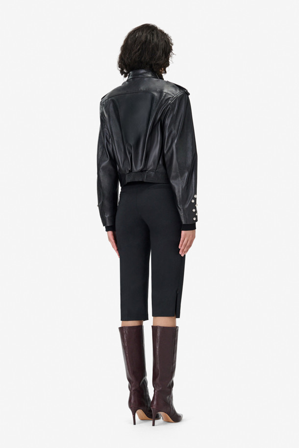 COLUMBIA(컬럼비아) 스터드 가죽 재킷은 유니섹스 디자인으로, 봄, 가을에 어울리는 필수 아우터입니다. 블랙 컬러의 천연 가죽 소재로 제작되어 모던하면서도 클래식한 스타일을 연출합니다. 하이넥 디자인과 지퍼 및 스냅 여밈 방식, 레귤러 핏으로 세련된 핏을 선사합니다. 어깨 견장과 스터드 디테일, 사이드 포켓으로 포인트를 더했으며, 데이트룩, 모임룩, 출근룩 등 다양한 TPO에 활용 가능합니다. 미니멀, 시크한 스타일을 즐기는 분들께 추천합니다.
