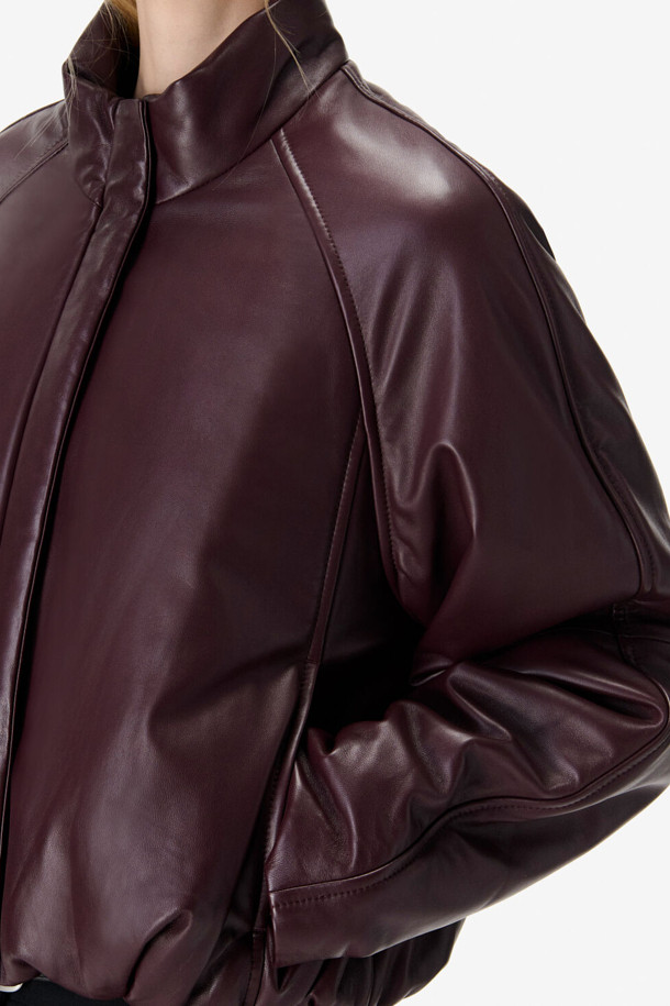 델타 가죽 블루종 재킷은 부드러운 양가죽 소재로 제작되어 고급스러운 촉감을 선사하는 블루종 재킷입니다. 와인, 버건디 두 가지 컬러로 출시되어, 가을과 겨울 시즌 캐주얼한 데이트룩, 모임룩에 포인트를 더할 수 있습니다. 하이넥 칼라, 라글랑 라인, 밑단 셔링 디테일이 돋보이는 디자인으로, 트렌디하면서도 미니멀, 클래식한 스타일을 연출합니다. 루즈핏 크롭 기장으로, 편안한 착용감과 세련된 실루엣을 동시에 만족시켜줍니다. 안감은 리오셀 소재로 제작되어 쾌적한 착용감을 제공합니다.
