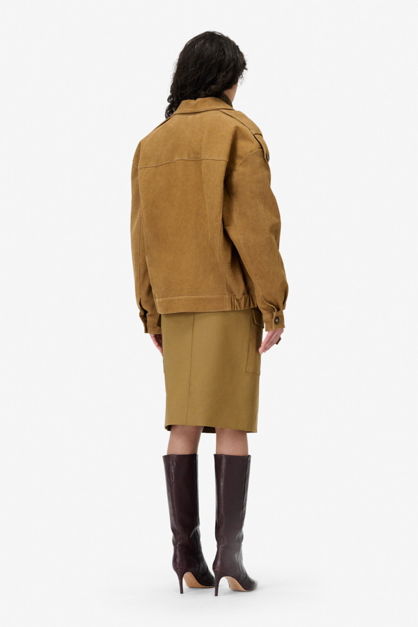 BARRIE(바리에) 스웨이드 오버 재킷은 부드러운 스웨이드와 천연 가죽 소재로 제작되어 봄, 가을 간절기에 활용하기 좋은 아이템입니다. 브라운 컬러의 무지 디자인으로 캐주얼하고 베이직한 스타일을 연출하며, 드롭 숄더, 견장 디테일, 플랩 포켓, 밑단 벨트, 밑단 밴딩 등의 특징을 더했습니다. 레이온 안감과 중간 두께감으로 편안한 착용감을 선사하며, 버튼 여밈과 긴 소매 기장으로 클래식한 분위기를 더합니다. 비즈니스 캐주얼 및 모임룩, 데일리룩 등 다양한 TPO에 활용 가능하며 미니멀한 스타일을 즐기는 분들께 추천합니다.
