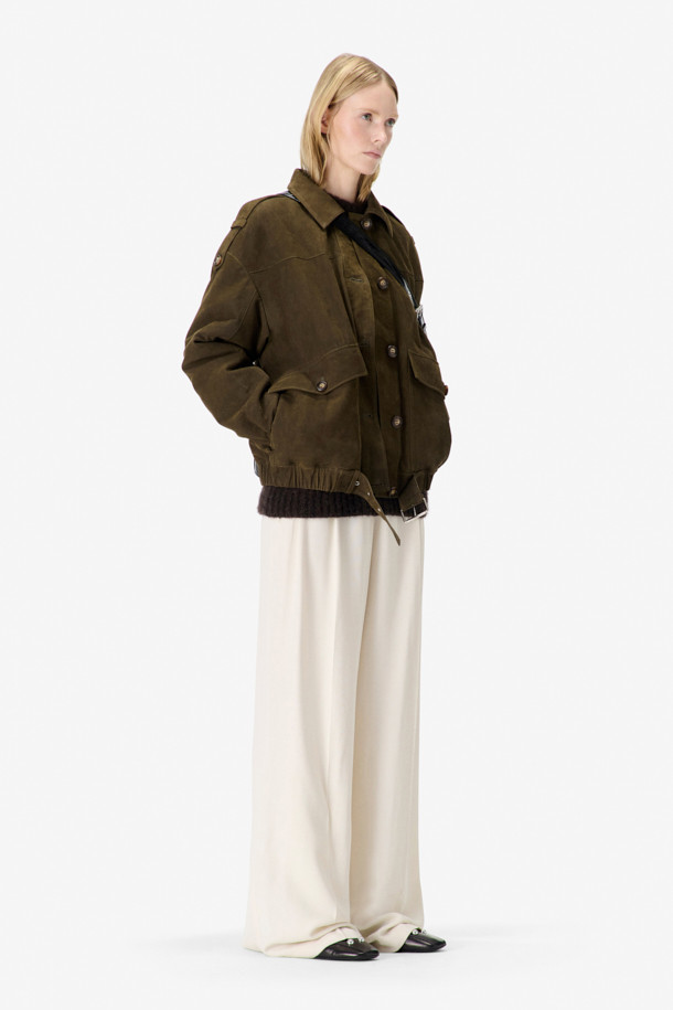 'BARRIE(바리에)' 스웨이드 오버 자켓은 남녀 공용으로, 봄, 가을에 캐주얼, 클래식, 미니멀한 스타일을 연출하기 좋습니다. 부드러운 스웨이드와 천연가죽 소재로 제작되어 고급스러운 촉감을 선사하며, 드롭 숄더와 플랩 포켓, 밑단 밴딩 등의 디테일이 돋보입니다. 넉넉한 오버핏으로 편안한 착용감을 제공하며, 데이트룩, 모임룩에 활용하기 좋습니다. 안감은 레이온 소재로 마감하여 활동성을 높였습니다. 
