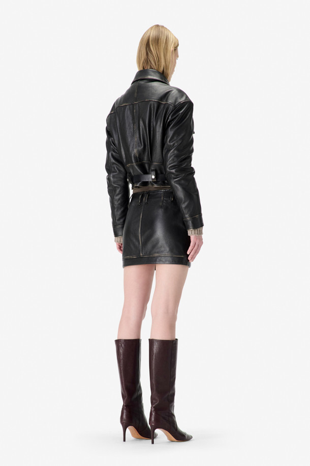 토론토 벨티드 가죽 재킷은 여성 고객을 위해 제작된, 모던하고 클래식한 스타일의 블랙 가죽 재킷입니다. 봄, 가을에 어울리는 두꺼운 소가죽 소재로 제작되었으며, 셔츠형 디자인에 숏 기장으로 시크한 매력을 더했습니다. 지퍼와 벨트 여밈 방식으로 허리 라인을 강조하여 레귤러핏을 더욱 돋보이게 합니다. 플랩 포켓과 빈티지 가공 디테일이 돋보이며, 리오셀 안감으로 편안한 착용감을 선사합니다. 데이트룩, 모임룩, 출근룩 등 다양한 TPO에 미니멀하고 세련된 스타일을 연출할 수 있습니다.
