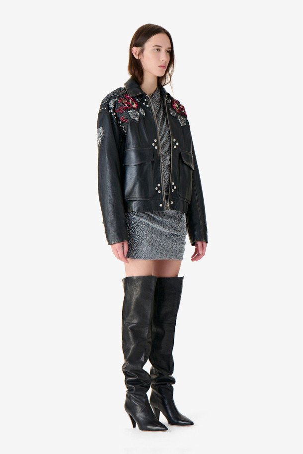 THUNDER(썬더) 자수 가죽 재킷은 소가죽 소재의 여성용 아우터입니다. 블랙 컬러에 오버핏 레귤러 기장의 라이더 재킷으로, 봄, 가을에 착용하기 좋습니다. 자수 패턴과 비즈 장식, 플랩 포켓, 빈티지 가공 디테일이 돋보이며, 지퍼 여밈과 소매 버튼으로 포인트를 더했습니다. 안감은 리오셀 소재이며, 데이트룩, 모임룩, 스트릿, 시크, 클래식 스타일을 연출하기에 좋습니다.
