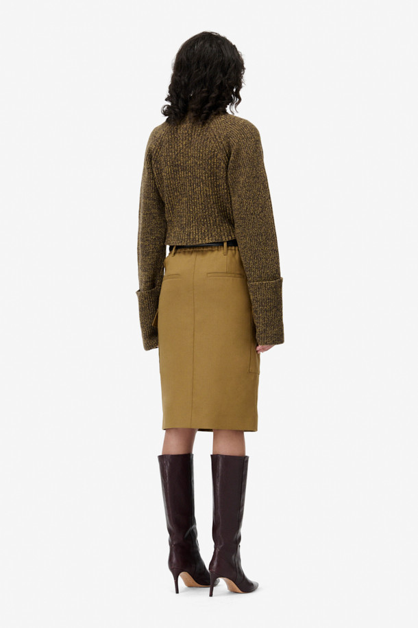 CARRIE(캐리) 페이퍼백 미디 포켓 스커트는 여성용 스커트로, 미니멀하고 시크한 스타일을 연출합니다. 허리 밴딩과 하이웨이스트 디자인으로 편안한 착용감을 선사하며, A라인 핏으로 다리 라인을 더욱 돋보이게 합니다. 무지 패턴의 모 소재로 제작되어 고급스러운 분위기를 자아내며, 측면 플랩 포켓과 버튼 탭 디테일이 세련된 포인트를 더합니다. 안감이 있어 비침 걱정 없이, 오피스룩, 출근룩, 모임룩 등 다양한 TPO에 활용 가능합니다.
