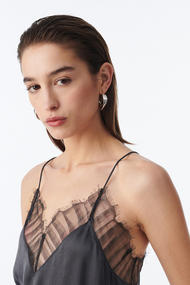 BERWYN(벌윈) 레이스 슬리브리스 탑은 실크 100% 소재로 제작되어 부드러운 촉감을 선사합니다. 우아한 분위기를 연출하는 레이스 네크라인 디테일과 얇은 어깨끈, 은은하게 비치는 디자인이 특징입니다. 봄, 여름 시즌 데일리룩, 데이트룩, 모임룩, 소개팅룩 등 다양한 TPO에 활용하기 좋습니다. 레귤러핏과 브이넥 디자인으로 클래식, 미니멀, 로맨틱 스타일을 즐겨 입는 여성분들께 추천합니다.
