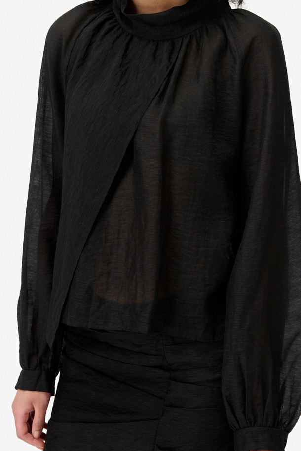 NAHAE(나에) 카울넥 레이어 블라우스는 여성스러운 실루엣을 연출하는 블랙 컬러의 블라우스입니다. 부드러운 레이온, 마, 나일론 혼방 소재로 제작되어 은은한 광택감과 시어한 텍스처, 부드러운 촉감을 선사합니다. 사선 레이어 디자인과 셔링 디테일이 우아하고 클래식한 무드를 더하며, 루즈핏과 긴 소매가 편안한 착용감을 제공합니다. 뒷넥 버튼 여밈으로 깔끔하게 마감되었으며, 카울넥과 하이넥 스타일을 모두 연출할 수 있어 오피스룩, 모임룩, 소개팅룩 등 다양한 TPO에 활용 가능합니다.
