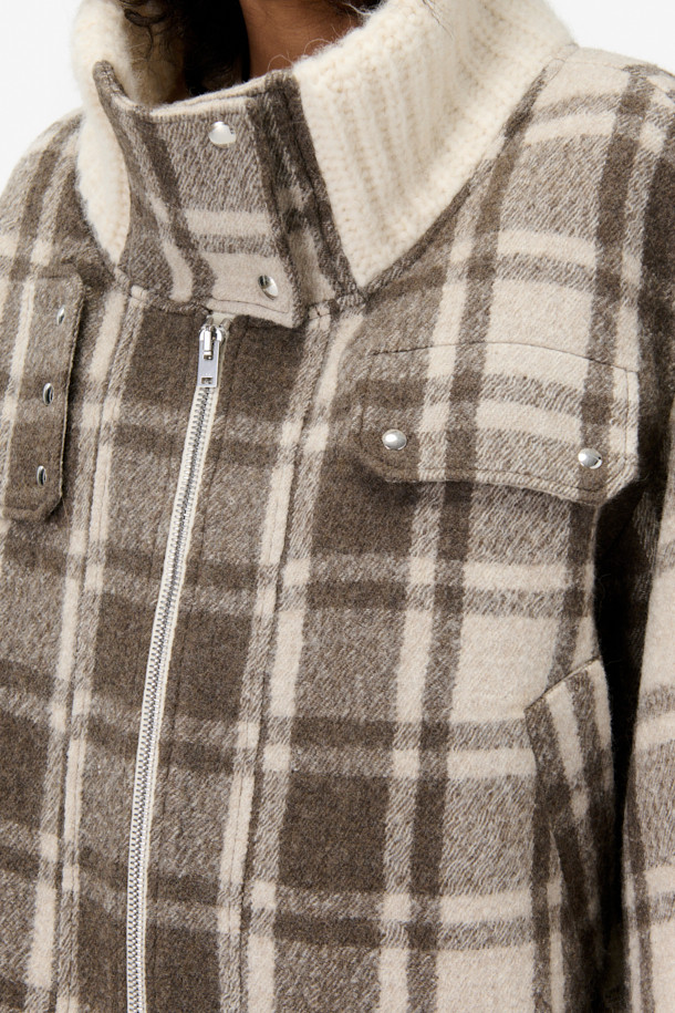 FABRICIA(파브리시아) 니트 카라 체크 점퍼는 가을, 겨울 시즌에 어울리는 여성용 아우터입니다. 브라운과 화이트 컬러의 체크 패턴이 돋보이며, 캐주얼 스타일을 연출하기 좋습니다. 부드러운 모 소재, 레이온과 면 안감으로 제작되어 편안한 착용감을 선사합니다. 루즈핏과 드롭 숄더 디자인으로 여유로운 실루엣을 강조하며, 니트 카라와 집업 여밈 방식으로 포인트를 더했습니다. 사이드 포켓이 있어 실용성을 높인 크롭 기장의 긴소매 점퍼입니다.
