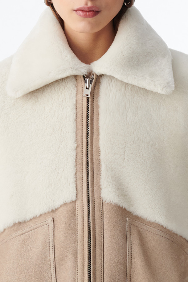 BELLAGIO(벨라지오) 시어링 재킷은 여성용 아우터로, 가을과 겨울에 따뜻하게 착용할 수 있습니다. 아이보리와 베이지 두 가지 색상으로 출시되어 다양한 스타일에 매치하기 좋습니다. 캐주얼, 미니멀, 클래식 스타일을 아우르며 데이트룩, 모임룩 등 TPO에 따라 폭넓게 활용 가능합니다. 천연가죽, 폴리에스터, 면 혼방의 두꺼운 소재와 지퍼형 여밈 방식으로 제작되었으며, 크롭 기장과 긴 소매, 빅 포켓 디자인으로 포인트를 더했습니다.
