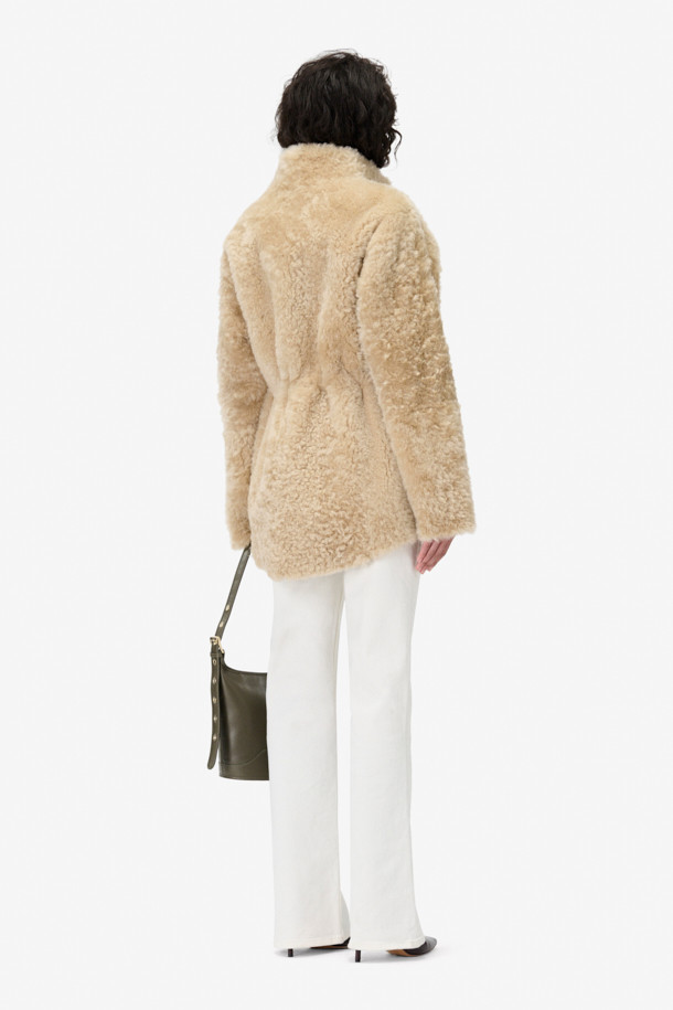 HURON(휴론) 시어링 하이넥 코트는 여성스러운 데이트룩을 완성하는 미니멀하고 시크한 스타일의 아우터입니다. 부드러운 촉감의 천연 양가죽과 레이온 혼방 소재로 제작되었으며, 두꺼운 두께감으로 겨울철에도 따뜻하게 착용할 수 있습니다. 허리 가죽 스트랩과 사이드 포켓, 스탠드 칼라 디테일이 돋보이며, 오버핏 디자인과 히든 클로징으로 세련된 실루엣을 연출합니다. 베이지 컬러의 무지 디자인으로 다양한 룩에 매치하기 용이합니다. 긴 소매 기장의 레귤러 기장 하이넥 코트로, 시크하고 세련된 겨울 스타일을 완성해 보세요.
