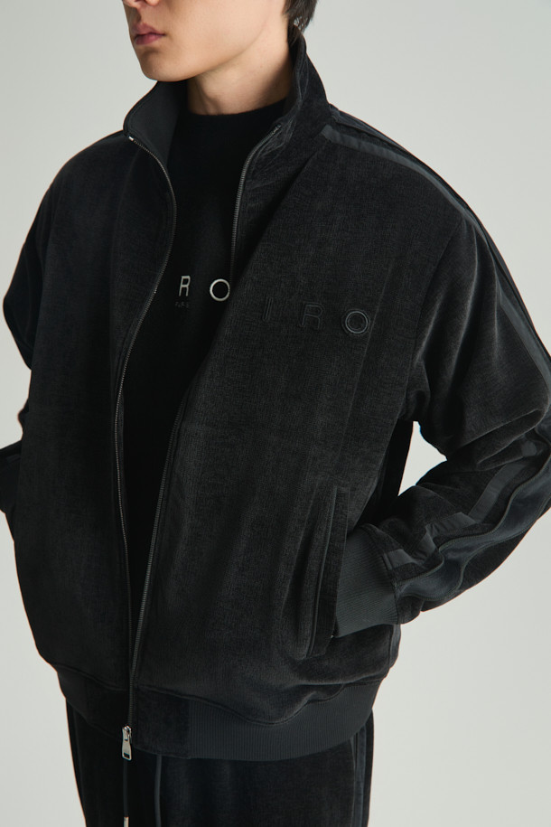 "Mousse(무스) 헤어리 후드 점퍼"는 부드러운 헤어리 질감이 돋보이는 캐주얼 스타일의 오버핏 점퍼입니다. 가을, 겨울 시즌에 어울리는 두꺼운 두께감으로 보온성을 높였으며, 블랙 컬러의 무지 디자인으로 어떤 룩에도 쉽게 매치할 수 있습니다. 후드와 가죽 스트링 디테일이 특징이며, 크롭 기장으로 트렌디함을 더했습니다. 캠핑룩, 산책룩 등 다양한 TPO(Time, Place, Occasion)에 활용 가능하며, 미니멀, 시티보이 스타일을 즐겨 입는 분들께 추천합니다.
