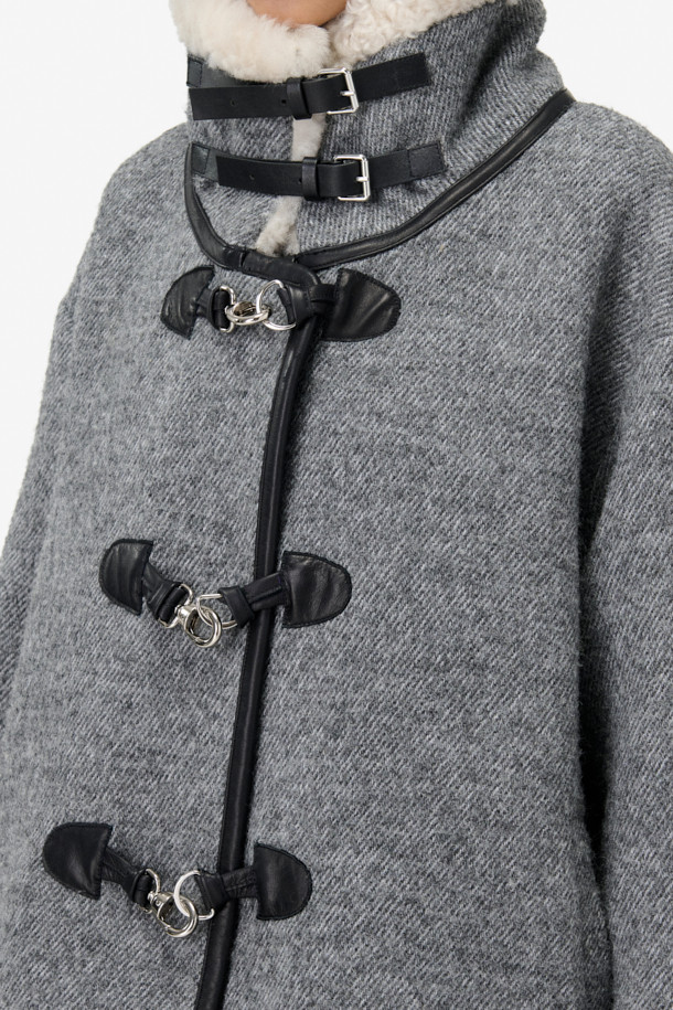 KASSON(카손) 퍼 카라 부클 재킷은 여성용 아우터로, 가을과 겨울에 따뜻하게 착용할 수 있습니다. 부드러운 촉감의 두꺼운 소재(아크릴, 폴리에스터, 모, 소가죽)로 제작되었으며, 하이넥 디자인과 오버핏으로 클래식하면서도 캐주얼한 스타일을 연출합니다. 그레이 컬러의 무지 패턴에 퍼 카라와 가죽 트리밍, 메탈 버클 디테일이 돋보이며, 긴 소매와 고리형 여밈 방식으로 편안함을 더했습니다. 출근룩이나 모임룩에 활용하기 좋으며, 미니멀한 스타일을 선호하는 분들께 추천합니다. 안감은 레이온과 면 혼방입니다.
