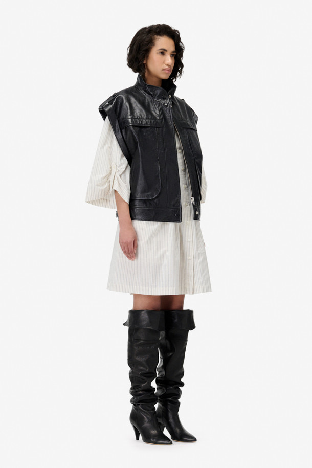 **JASPER(재스퍼) 하이넥 가죽 베스트**는 모던한 스타일을 추구하는 당신을 위한 완벽한 아이템입니다. 부드러운 천연 가죽 소재에 블랙 컬러, 무지 패턴으로 시크하면서도 미니멀한 분위기를 연출합니다. 견장 디테일과 사이드 포켓이 디자인의 포인트를 더하며, 봄, 가을 시즌 데이트룩, 모임룩, 출근룩 등 다양한 TPO에 활용 가능합니다. 오버핏으로 편안함과 스타일리시함을 동시에 잡았으며, 스냅 및 지퍼 여밈으로 간편하게 착용할 수 있습니다. 안감은 레이온 소재로 제작되어 부드러운 촉감을 선사합니다.
