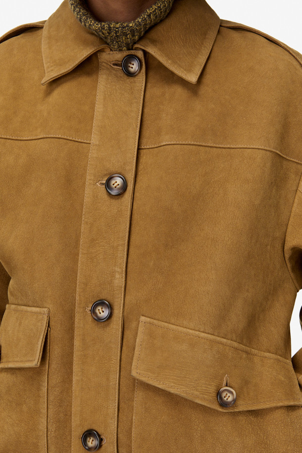 BARRIE(바리에) 스웨이드 오버 재킷은 부드러운 스웨이드와 천연 가죽 소재로 제작되어 봄, 가을 간절기에 활용하기 좋은 아이템입니다. 브라운 컬러의 무지 디자인으로 캐주얼하고 베이직한 스타일을 연출하며, 드롭 숄더, 견장 디테일, 플랩 포켓, 밑단 벨트, 밑단 밴딩 등의 특징을 더했습니다. 레이온 안감과 중간 두께감으로 편안한 착용감을 선사하며, 버튼 여밈과 긴 소매 기장으로 클래식한 분위기를 더합니다. 비즈니스 캐주얼 및 모임룩, 데일리룩 등 다양한 TPO에 활용 가능하며 미니멀한 스타일을 즐기는 분들께 추천합니다.
