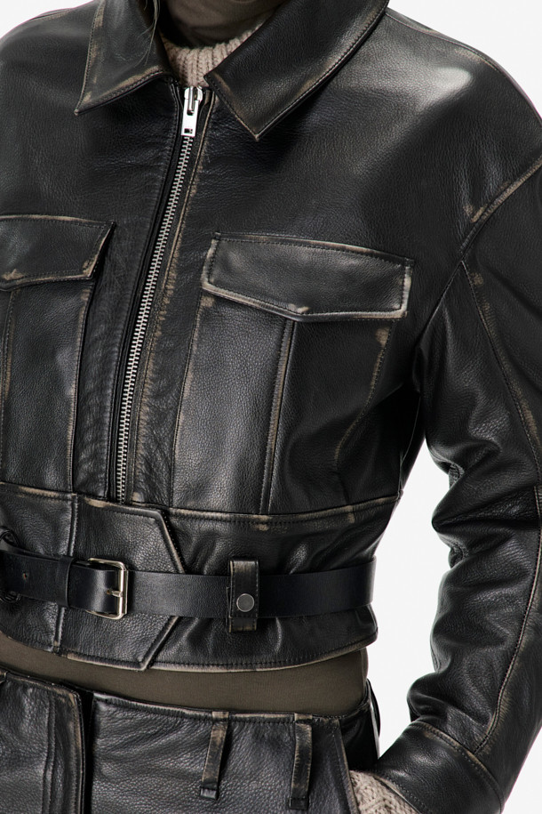 토론토 벨티드 가죽 재킷은 여성 고객을 위해 제작된, 모던하고 클래식한 스타일의 블랙 가죽 재킷입니다. 봄, 가을에 어울리는 두꺼운 소가죽 소재로 제작되었으며, 셔츠형 디자인에 숏 기장으로 시크한 매력을 더했습니다. 지퍼와 벨트 여밈 방식으로 허리 라인을 강조하여 레귤러핏을 더욱 돋보이게 합니다. 플랩 포켓과 빈티지 가공 디테일이 돋보이며, 리오셀 안감으로 편안한 착용감을 선사합니다. 데이트룩, 모임룩, 출근룩 등 다양한 TPO에 미니멀하고 세련된 스타일을 연출할 수 있습니다.
