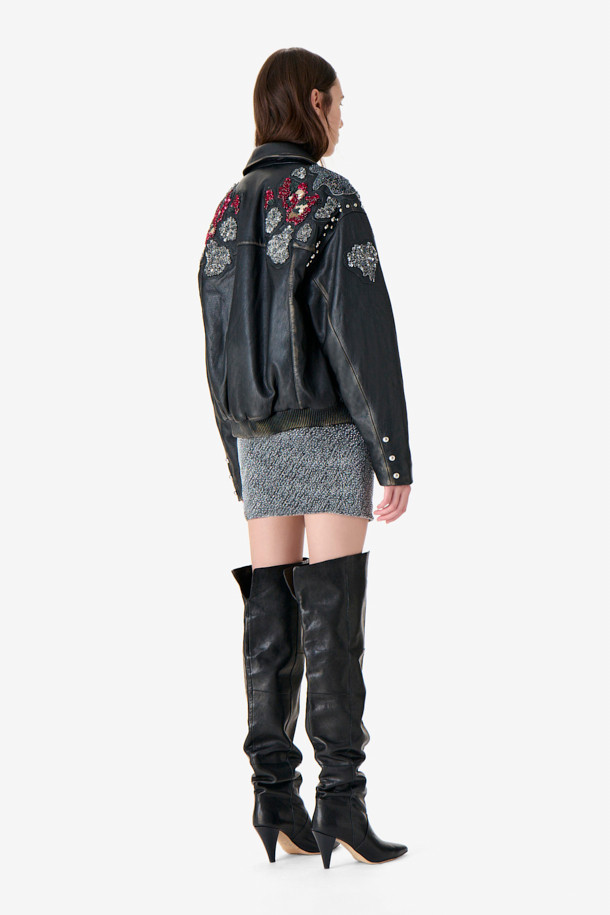 THUNDER(썬더) 자수 가죽 재킷은 소가죽 소재의 여성용 아우터입니다. 블랙 컬러에 오버핏 레귤러 기장의 라이더 재킷으로, 봄, 가을에 착용하기 좋습니다. 자수 패턴과 비즈 장식, 플랩 포켓, 빈티지 가공 디테일이 돋보이며, 지퍼 여밈과 소매 버튼으로 포인트를 더했습니다. 안감은 리오셀 소재이며, 데이트룩, 모임룩, 스트릿, 시크, 클래식 스타일을 연출하기에 좋습니다.
