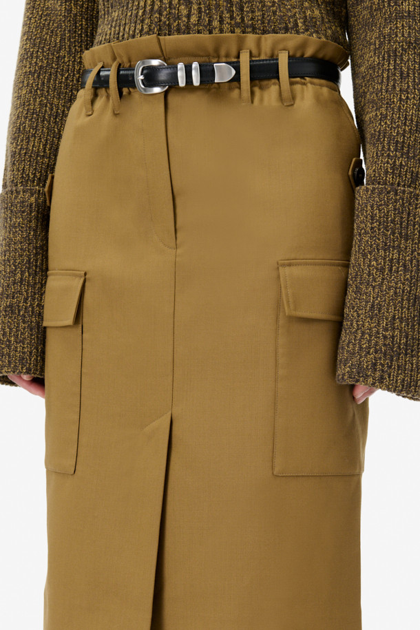 CARRIE(캐리) 페이퍼백 미디 포켓 스커트는 여성용 스커트로, 미니멀하고 시크한 스타일을 연출합니다. 허리 밴딩과 하이웨이스트 디자인으로 편안한 착용감을 선사하며, A라인 핏으로 다리 라인을 더욱 돋보이게 합니다. 무지 패턴의 모 소재로 제작되어 고급스러운 분위기를 자아내며, 측면 플랩 포켓과 버튼 탭 디테일이 세련된 포인트를 더합니다. 안감이 있어 비침 걱정 없이, 오피스룩, 출근룩, 모임룩 등 다양한 TPO에 활용 가능합니다.
