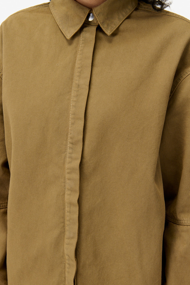 KALYS(칼리스) 캐주얼 코튼 셔츠는 베이지 컬러의 셔츠형 자켓으로, 봄, 가을 간절기에 활용하기 좋습니다. 얇은 두께감의 면 소재로 제작되어 편안한 착용감을 선사하며, 오버핏 디자인과 차이나 카라, 긴 소매 기장이 특징입니다. 소매 절개선 디테일이 돋보이며, 스냅 여밈 방식으로 깔끔하게 마무리되었습니다. 출근룩과 모임룩 모두 소화 가능한 캐주얼, 미니멀, 클래식 스타일의 셔츠입니다.
