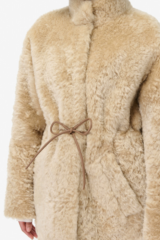 HURON(휴론) 시어링 하이넥 코트는 여성스러운 데이트룩을 완성하는 미니멀하고 시크한 스타일의 아우터입니다. 부드러운 촉감의 천연 양가죽과 레이온 혼방 소재로 제작되었으며, 두꺼운 두께감으로 겨울철에도 따뜻하게 착용할 수 있습니다. 허리 가죽 스트랩과 사이드 포켓, 스탠드 칼라 디테일이 돋보이며, 오버핏 디자인과 히든 클로징으로 세련된 실루엣을 연출합니다. 베이지 컬러의 무지 디자인으로 다양한 룩에 매치하기 용이합니다. 긴 소매 기장의 레귤러 기장 하이넥 코트로, 시크하고 세련된 겨울 스타일을 완성해 보세요.
