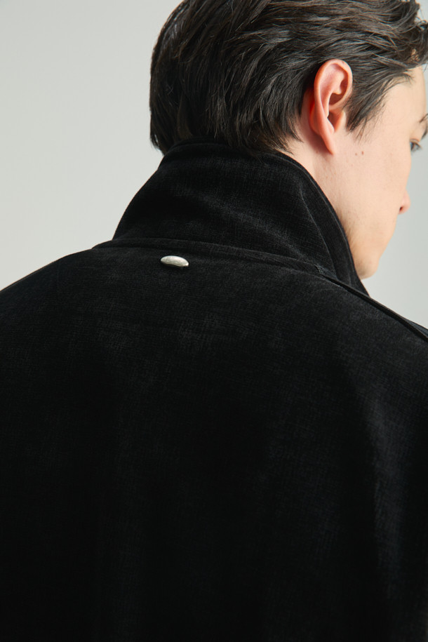 "Mousse(무스) 헤어리 후드 점퍼"는 부드러운 헤어리 질감이 돋보이는 캐주얼 스타일의 오버핏 점퍼입니다. 가을, 겨울 시즌에 어울리는 두꺼운 두께감으로 보온성을 높였으며, 블랙 컬러의 무지 디자인으로 어떤 룩에도 쉽게 매치할 수 있습니다. 후드와 가죽 스트링 디테일이 특징이며, 크롭 기장으로 트렌디함을 더했습니다. 캠핑룩, 산책룩 등 다양한 TPO(Time, Place, Occasion)에 활용 가능하며, 미니멀, 시티보이 스타일을 즐겨 입는 분들께 추천합니다.
