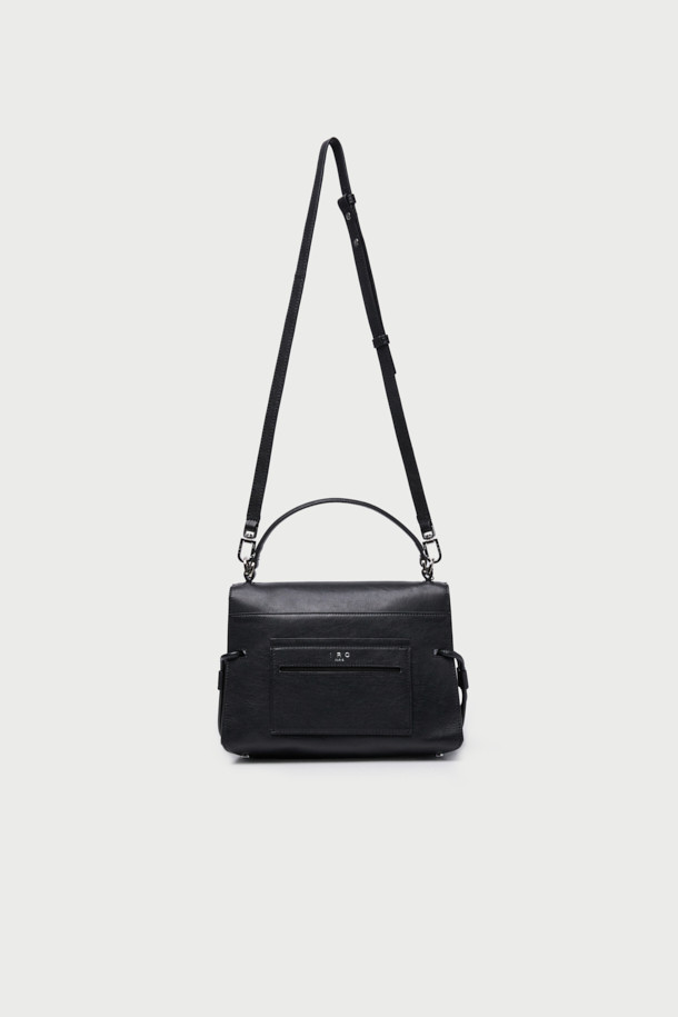 NOMAD(노마드) 포켓 핸드백은 여성용 미디엄 사이즈 핸드백으로, 블랙 컬러의 천연 양가죽 소재로 제작되었습니다. 사각 쉐입에 무지 디자인으로 클래식, 미니멀, 시크한 스타일을 연출하며, 탈부착 가능한 스트랩과 다양한 사이즈의 포켓이 실용성을 더합니다. 지퍼형 잠금 방식과 탑핸들, 숄더 스트랩이 포함되어 있으며, 토트백, 크로스백, 숄더백으로 다양하게 연출할 수 있습니다. 오피스룩, 모임룩, 출근룩 등 TPO에 맞춰 세련된 스타일을 완성해 보세요. 내부 및 외부 포켓으로 수납력을 높였습니다.
