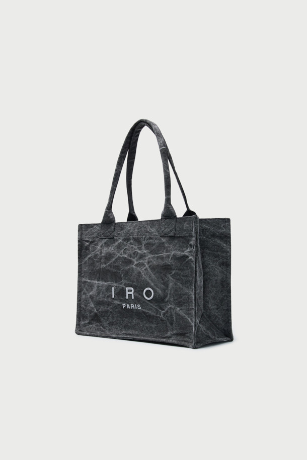 JANE(제인) 북 토트백은 여성용 토트백으로, IRO(이로) 시그니처 자수 디자인이 돋보이는 스타일리시한 블랙 컬러의 면 소재 가방입니다. 숄더백과 핸드백으로 활용 가능하며, 워싱 처리로 자연스러운 멋을 더했습니다. 사각형 디자인에 내부 분리 수납이 가능하여 실용성을 높였으며, 출근룩, 클래식, 미니멀, 캐주얼 스타일 모두에 잘 어울립니다.
