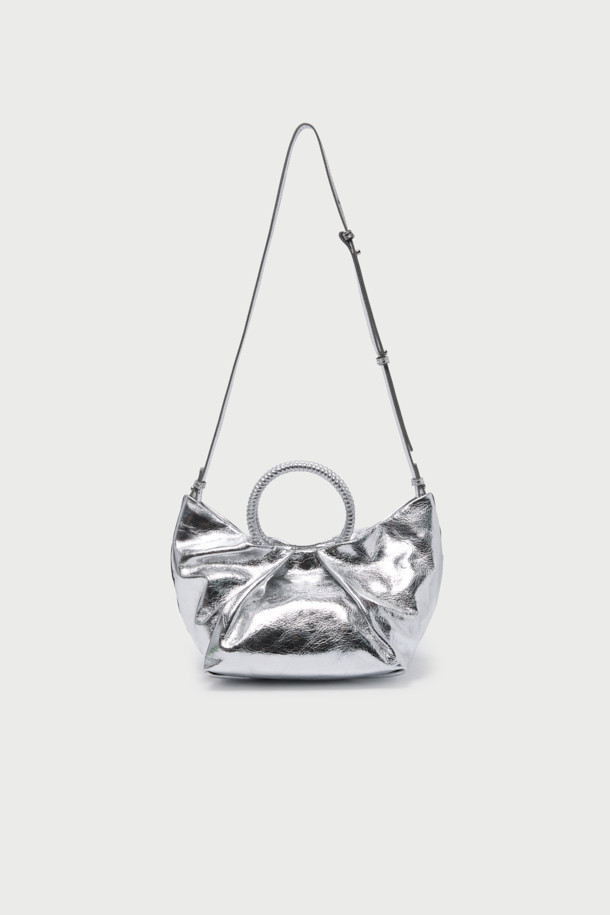 SUNBAG FRANGES(선백 프란지) 프린지 핸드백은 여성스러운 매력을 강조하는 실버 컬러의 핸드백입니다. 천연 가죽과 소가죽 소재로 제작되어 고급스러움을 더하며, 넉넉한 수납공간을 제공합니다. 덤플링 쉐입에 프린지 장식과 메탈 라운드 링 핸들이 시크하면서도 세련된 포인트를 선사합니다. 안감은 면 100%로 마감되었으며, 유동적인 쉐잎과 마그네틱형 잠금 방식으로 편안하게 사용 가능합니다. 데이트룩, 모임룩, 소개팅룩 등 다양한 TPO에 클래식, 미니멀, 시크 스타일을 연출하기 좋습니다.
