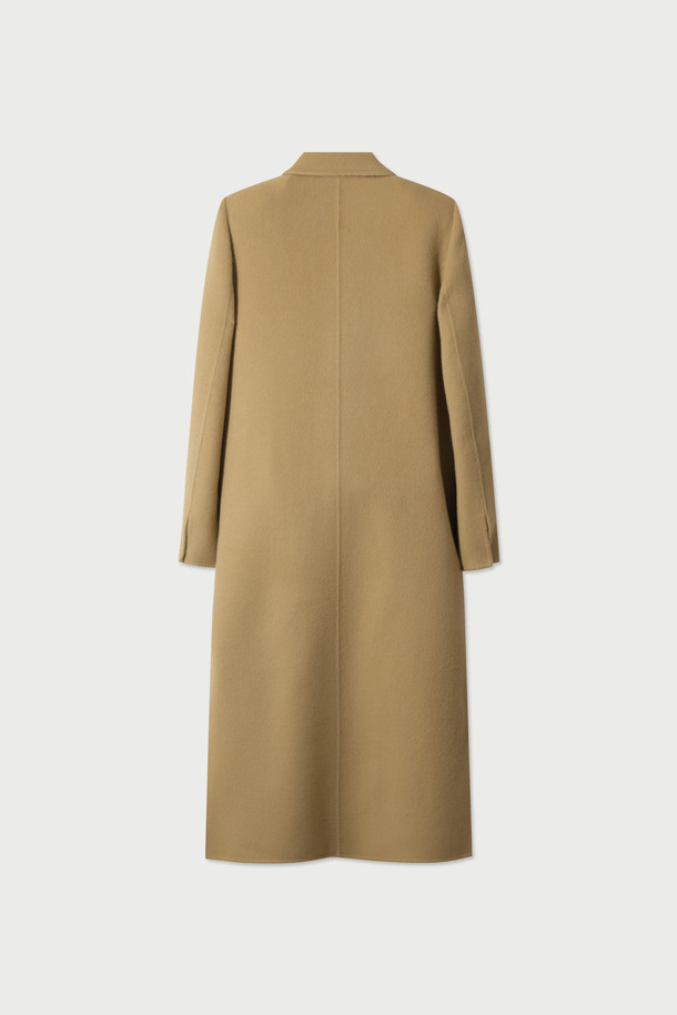 CLASSICO(클라시코) 핸드메이드 더블 코트는 여성스러운 실루엣을 강조하는 클래식 스타일의 롱 코트입니다. 부드러운 털과 캐시미어 혼방 소재로 제작되어 뛰어난 촉감과 보온성을 자랑하며, 가을과 겨울, 두 계절에 걸쳐 활용 가능합니다. 레귤러핏으로 제작되었으며, 숄더 패드가 내장되어 있어 세련된 핏을 연출합니다. 안감은 폴리에스터와 레이온 혼방으로 마감하여 편안한 착용감을 선사하며, 오피스룩, 출근룩, 모임룩 등 다양한 시간과 장소와 상황에 활용하기 좋습니다. 베이지 컬러의 무지 디자인으로 미니멀하고 시크한 스타일을 완성할 수 있습니다.