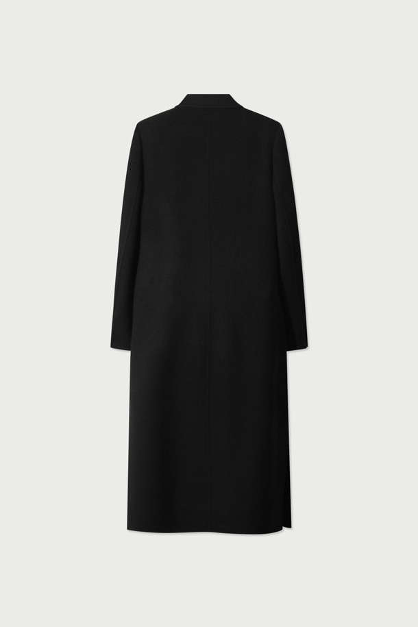 CLASSICO (클라시코) 핸드메이드 더블 코트는 여성용 블랙 컬러의 롱 기장 더블 코트입니다. 가을, 겨울 시즌에 어울리는 두꺼운 두께감과 부드러운 촉감의 모, 캐시미어 혼방 소재로 제작되어 고급스러운 착용감을 선사합니다. 숄더 패드가 내장되어 클래식한 실루엣을 강조하며, 안감은 폴리에스터와 레이온 혼방으로 마감되었습니다. 오피스룩, 출근룩, 모임룩 등 다양한 TPO에 활용 가능하며, 클래식, 미니멀, 시크한 스타일을 연출하기 좋습니다.
