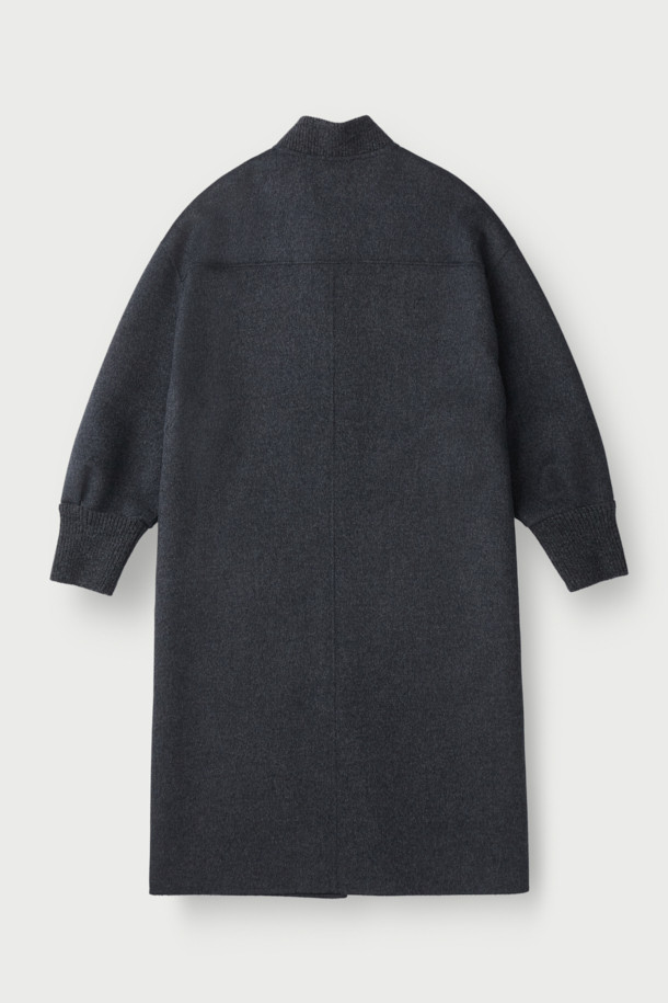 VUIT(뷔) 니트 하이브리드 코트는 캐주얼한 스타일을 추구하는 분들을 위한 봄 시즌 아우터입니다. 블랙 색상의 무지 디자인으로, 루즈핏과 드롭숄더, 니트 밴드, 사이드 포켓 디테일이 특징입니다. 모, 레이온, 면 혼방 소재로 제작되어 부드러운 촉감과 편안한 착용감을 제공합니다. 긴 소매 기장의 봄버 코트 스타일로, 봄 소풍룩에 적합하며 미니멀한 스타일을 연출하기 좋습니다.
