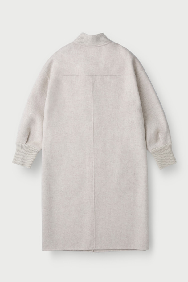 VUIT (뷔) 니트 하이브리드 코트는 부드러운 모 소재로 제작되어 봄 시즌에 적합한 캐주얼 코트입니다. 베이지 색상의 무지 디자인으로 미니멀하고 클래식한 스타일을 연출하며, 드롭 숄더와 니트 밴드 디자인, 사이드 포켓 디테일이 특징입니다. 루즈핏으로 편안한 착용감을 선사하며, 긴 소매 기장과 레이온, 면 안감으로 실용성을 높였습니다. 봄 소풍룩에 완벽하게 어울리는 아이템으로, 다양한 스타일링을 즐길 수 있습니다.
