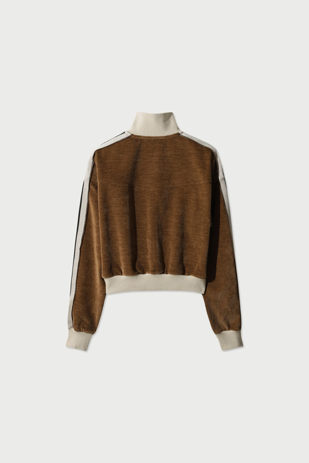 TRILLA 2.0 트랙 재킷은 여성용 아우터로, 봄/가을 계절에 활용하기 좋은 얇은 두께의 블루종 스타일 트랙 재킷입니다. 브라운 컬러에 하이넥 디자인과 옆선 로고 테이핑 디테일이 스포티하면서도 캐주얼한 무드를 연출합니다. 레귤러핏으로 제작되었으며, 집업 방식으로 간편하게 착용할 수 있습니다. 일상, 산책, 여행 등 다양한 TPO에 스타일리시하게 매치하여 캐주얼, 스포티, 미니멀 스타일을 완성할 수 있습니다. 긴 소매 기장의 폴리에스테르와 폴리우레탄 혼방 소재로 제작되었습니다.
