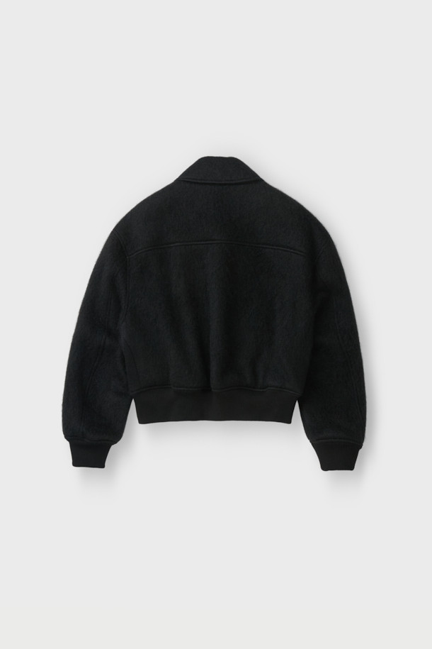 **MERCI (메르시) 울 봄버 재킷**은 부드러운 촉감의 울, 아크릴, 나일론, 모헤어 혼방 소재로 제작된 캐주얼 스타일의 봄버 재킷입니다. 블랙 색상에 루즈핏 크롭 기장으로, 드롭 숄더와 플랩 디테일, 사선 포켓, 골지 립 마감, 안감 처리가 돋보입니다. 데이트룩, 봄 소풍룩 등 다양한 TPO에 어울리며, 미니멀하고 클래식한 스타일을 연출하기 좋습니다. 긴 소매, 집업 여밈 방식으로 간편하게 착용할 수 있습니다.
