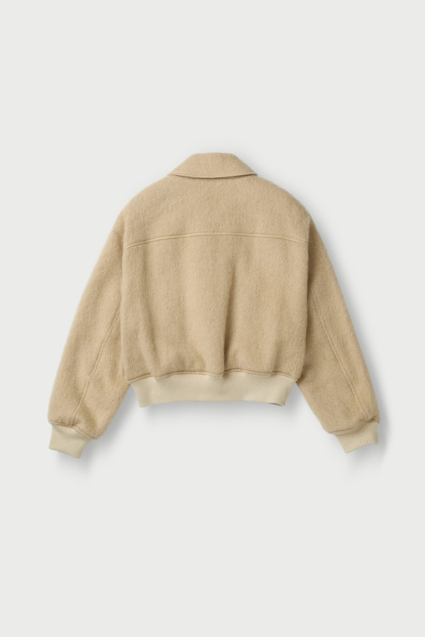 MERCI(메르시) 울 봄버 재킷은 캐주얼, 미니멀, 클래식 스타일을 아우르는 여성용 봄버 재킷입니다. 울, 아크릴, 나일론, 모헤어 혼방 소재로 제작되어 부드럽고 고급스러운 촉감을 선사하며, 봄 시즌에 적합합니다. 드롭 숄더와 플랩 디테일, 사선 포켓 디자인이 특징이며, 루즈핏 크롭 기장으로 편안하면서도 세련된 핏을 연출합니다. 안감은 폴리에스터를 사용하여 활동성을 높였으며, 골지 립 마감으로 완벽한 핏을 완성합니다. 봄 소풍룩, 산책룩 등 가벼운 일상에 활용하기 좋은 아이템입니다.
