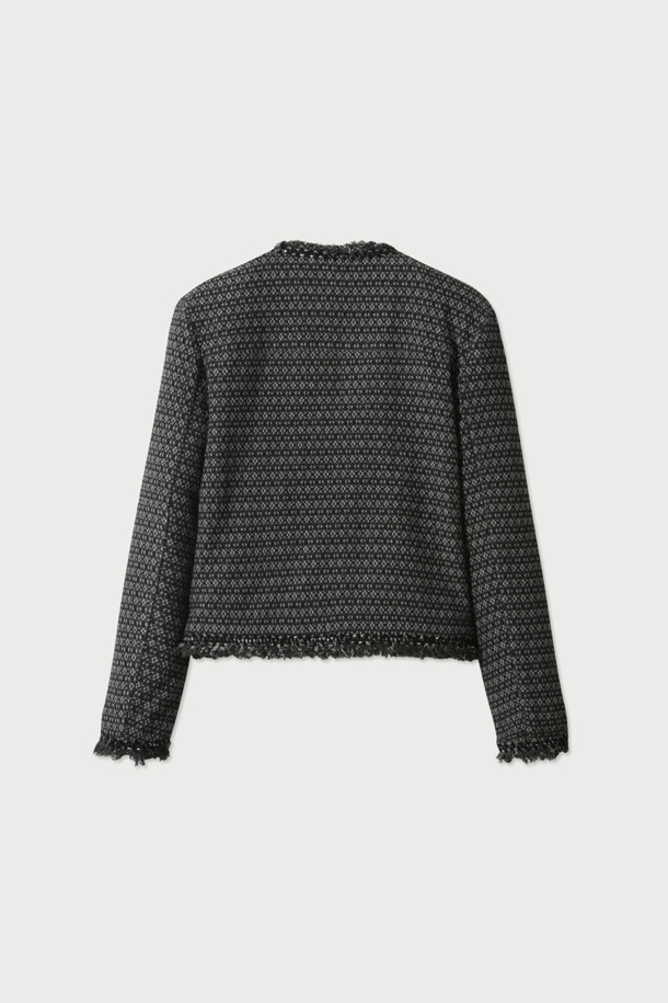 TWEEDY(트위디) 데님 자켓은 여성스러운 스타일을 연출하는 블랙 컬러의 크롭 기장 데님 자켓입니다. 빈티지하고 캐주얼한 매력을 더하는 트위드 패턴과 오픈형 디자인, 레귤러핏으로 편안한 착용감을 선사합니다. 봄, 가을 시즌에 활용하기 좋으며, 데이트룩과 모임룩에 세련된 포인트를 더할 수 있습니다. 면, 폴리에스터, 레이온 혼방의 중간 두께감으로 제작되었으며, 사이드 포켓과 올 풀림 디테일로 독특한 개성을 강조합니다. 긴 소매와 오픈형 코트 타입으로 다양한 스타일을 연출할 수 있습니다.
