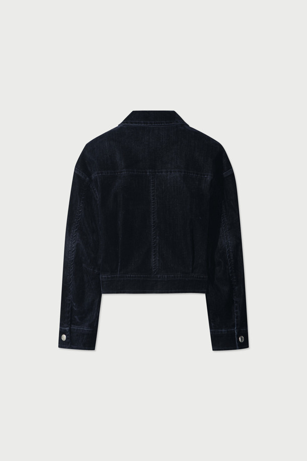 벨벳 데님 트러커는 부드러운 촉감의 데님 소재와 레이온, 면, 폴리우레탄을 혼방하여 제작된 아우터입니다. 빈티지 스타일의 무지 디자인으로, 브러시 효과와 절개선 디테일이 돋보입니다. 지퍼형 여밈 방식과 긴소매, 밑단 여밈 및 핏 조절 기능으로 편안한 착용감을 선사합니다. 데이트룩, 모임룩, 캐주얼 및 미니멀 스타일을 원하는 분들께 추천합니다. 옆면 포켓과 소매 버튼 디테일이 실용성을 더합니다.
