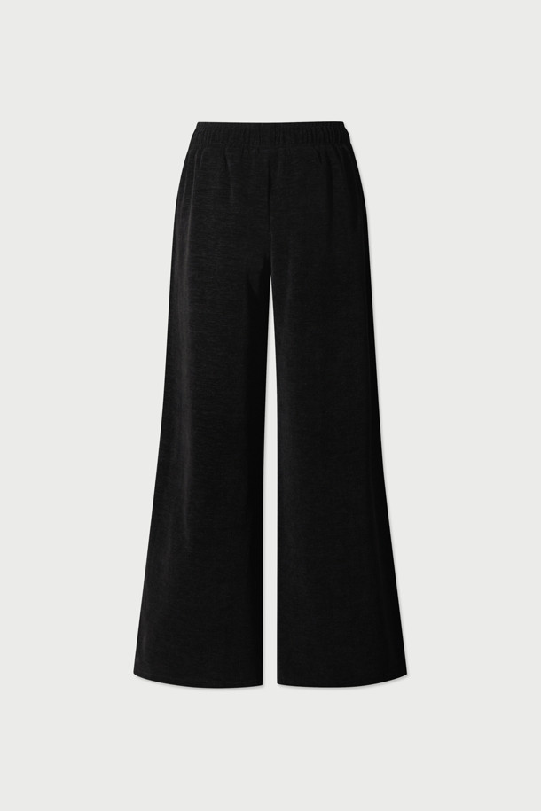 TRILLO 2.0 트랙 팬츠는 일상과 스포츠 활동 모두에 적합한 남녀 공용 트랙 팬츠입니다. 루즈핏으로 편안한 착용감을 제공하며, 봄, 여름 시즌에 적합한 얇은 두께감의 폴리에스터, 폴리우레탄 혼방 소재로 제작되었습니다. 허리 드로스트링으로 사이즈 조절이 용이하며, 옆선 로고 테잎 디테일이 스포티하고 캐주얼한 스타일을 연출합니다. 특히, 베스트셀러 제품으로 많은 사랑을 받고 있는 블랙 컬러의 트랙 팬츠입니다.
