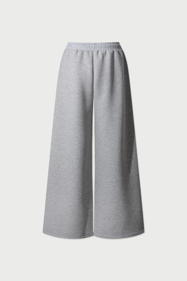 SCOT(스콧) 쿠션지 와이드 팬츠는 부드러운 촉감의 폴리에스터, 레이온, 폴리우레탄 혼방 소재로 제작되어 편안한 착용감을 선사합니다. 릴랙스핏 와이드 디자인에 두꺼운 두께감으로 캐주얼, 미니멀, 클래식 스타일을 연출하기 좋습니다. 허리 스트링과 밴딩으로 편안한 착용감을 더했으며, 넉넉한 포켓 디테일로 실용성을 높였습니다. 일상, 출근룩, 모임룩 등 다양한 TPO에 활용 가능하여 활용도가 높습니다.
