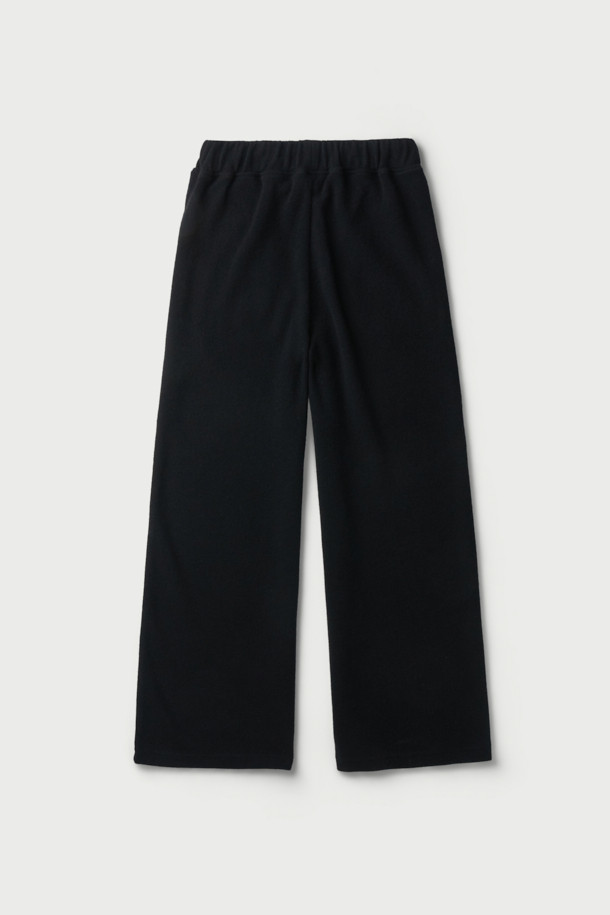 LAIN(레인) 울 저지 팬츠는 여성들을 위한 베이직 스타일의 와이드 핏 긴 바지입니다. 가을과 겨울에 적합하며, 부드러운 촉감과 두꺼운 두께로 따뜻하게 착용할 수 있습니다. 울, 면, 나일론 혼방 소재로 제작되어 편안함과 내구성을 동시에 갖췄습니다. 출근룩과 모임룩 모두에 어울리는 클래식, 미니멀, 캐주얼 스타일을 연출할 수 있으며, 밴딩 처리로 편안한 착용감을 선사합니다. LAIN(레인)의 베스트셀러, 울 저지 팬츠를 만나보세요.
