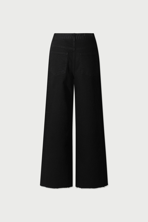 트로이스 데님 팬츠는 베이직 스타일의 블랙 컬러 데님 팬츠입니다. 면, 레이온, 폴리에스터, 폴리우레탄 혼방 소재로 제작되어 편안한 착용감을 선사합니다. 와이드 핏과 크롭 기장으로 트렌디한 스타일을 연출하며, 사이드 절개 패널 디테일이 돋보입니다. 미니멀, 클래식, 캐주얼 룩에 모두 잘 어울리는 활용도 높은 아이템입니다.
