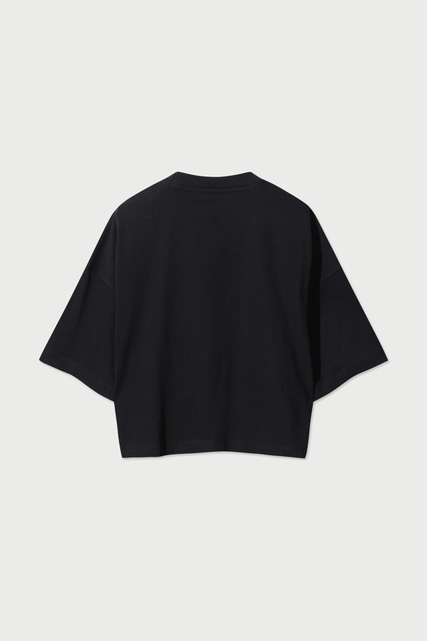 **BATEAU(바토) 그래픽 티셔츠**

캐주얼한 무드의 BATEAU(바토) 그래픽 티셔츠입니다. 봄, 여름 시즌에 어울리는 얇은 두께감의 면 소재로 제작되어 편안한 착용감을 선사합니다. 라운드넥에 오버핏 크롭 기장으로 트렌디함을 더했으며, 블랙 컬러 바탕에 그래픽 로고 패턴으로 포인트를 주었습니다. 일상, 쇼핑 등 다양한 TPO에 활용 가능하며, 하이웨이스트 하의와 함께 매치하여 스타일리시한 룩을 연출해보세요.
