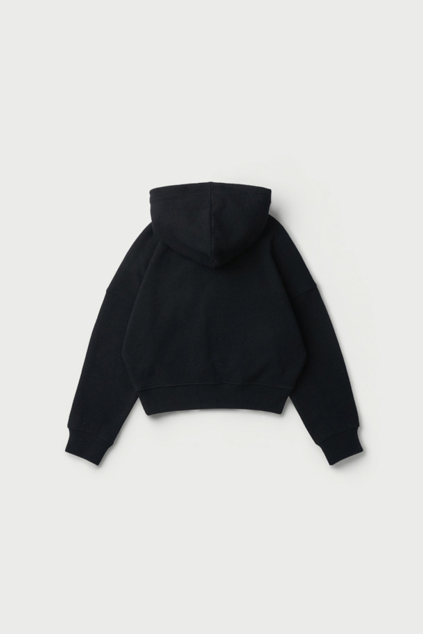 LAINE(레인) 울 저지 후디는 여성 및 남성 모두 착용 가능한 오버핏 후디입니다. 부드러운 촉감의 울, 면, 나일론 혼방 소재로 제작되어 가을, 겨울철 따뜻하게 입을 수 있습니다. 베이직하고 캐주얼한 스타일로, 집콕룩과 산책룩 등 편안한 TPO에 적합합니다. 블랙 컬러에 IRO 자수 로고가 포인트로 들어가 미니멀하고 클래식한 무드를 선사합니다. 두꺼운 두께감과 긴 소매 기장으로 보온성을 높였습니다.
