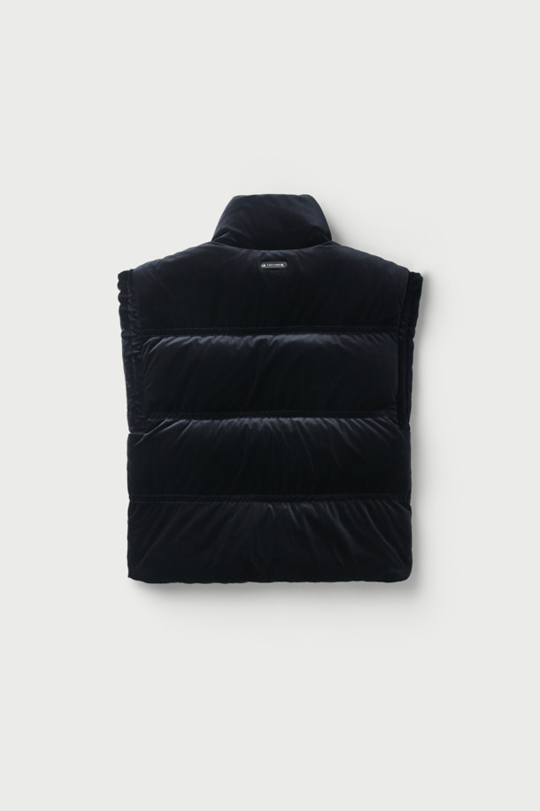 블랙 컬러의 'VELVET' 베스트입니다. 부드러운 촉감의 폴리에스터, 폴리우레탄 혼방 소재로 제작되어 가을, 겨울 시즌에 따뜻하게 착용할 수 있습니다. 두꺼운 두께감과 오버핏 디자인으로 캐주얼하고 미니멀한 스타일을 연출하며, 캠핑룩에도 잘 어울립니다. 집업 여밈 방식에 민소매 디자인, 드롭 숄더, 사이드 포켓과 스토퍼 조임 디테일이 특징입니다. 안감은 폴리에스터로 마감되었습니다.
