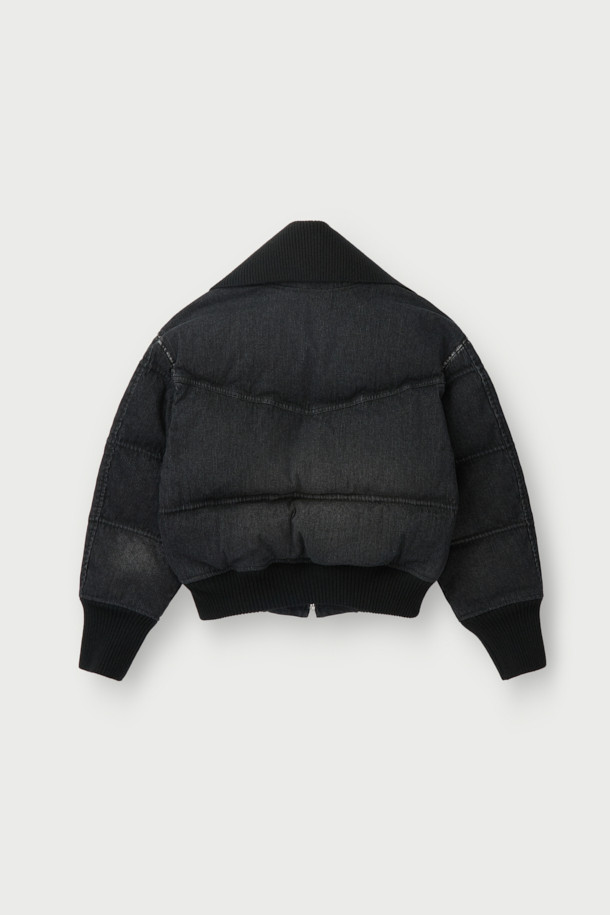 CHANE(샤넬) 데님 다운 점퍼는 여성용 아우터로, 겨울철 캐주얼 스타일을 연출하기에 적합합니다. 블랙 컬러의 무지 디자인에 크롭 기장으로 세련된 핏을 선사하며, 집업 스타일로 간편하게 착용할 수 있습니다. 데님과 면 소재의 조화로 제작되어 두꺼운 두께감을 자랑하며, 폴리에스터와 레이온 안감으로 보온성을 높였습니다. 니트 밴드와 사이드 포켓 디테일이 돋보이는 롱 슬리브 다운 재킷입니다.
