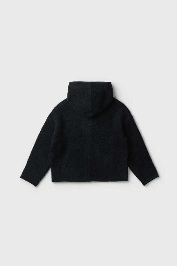 COUP DE (쿠 드) 니트 후드 재킷은 가을과 겨울, 일상에서 편안하게 착용하기 좋은 여성용 상의입니다. 부드러운 촉감의 나일론, 모, 모헤어, 폴리우레탄 혼방 소재로 제작되어 뛰어난 보온성을 제공합니다. 캐주얼, 미니멀, 클래식 스타일을 아우르며, 오버핏으로 편안하게 떨어지는 핏과 드롭숄더 디자인이 특징입니다. 블랙 색상의 무지 디자인에 후드 네크라인과 긴 소매, 바인딩 디테일을 더해 미니멀한 무드를 연출합니다. 집콕룩, 산책룩 등 다양한 TPO에 활용할 수 있는 실용적인 아이템입니다.
